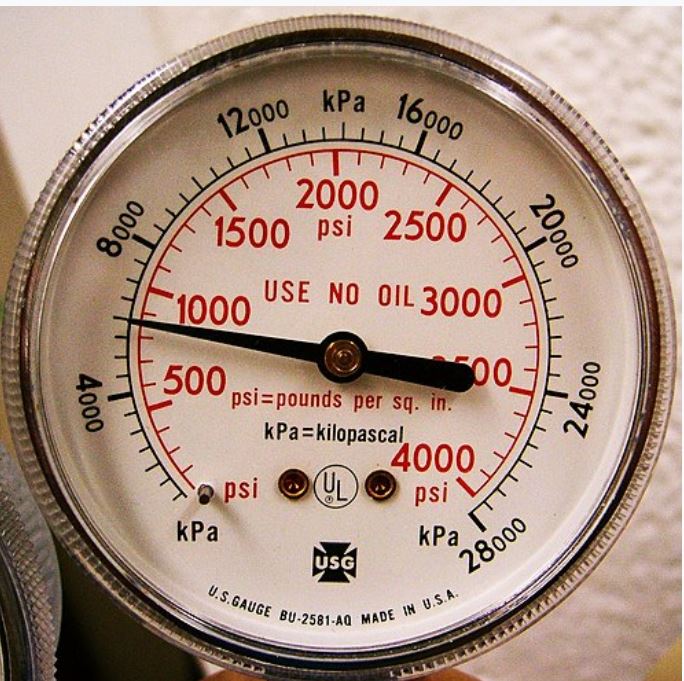 Photograph of a circular gauge with values from 0 to 4000 psi and 0 to 28000 kPa, with an arrow that rotates and the text 'U.S. Gauge / MADE IN USA' across the bottom. Text in the centre reads 'USE NO OIL'.